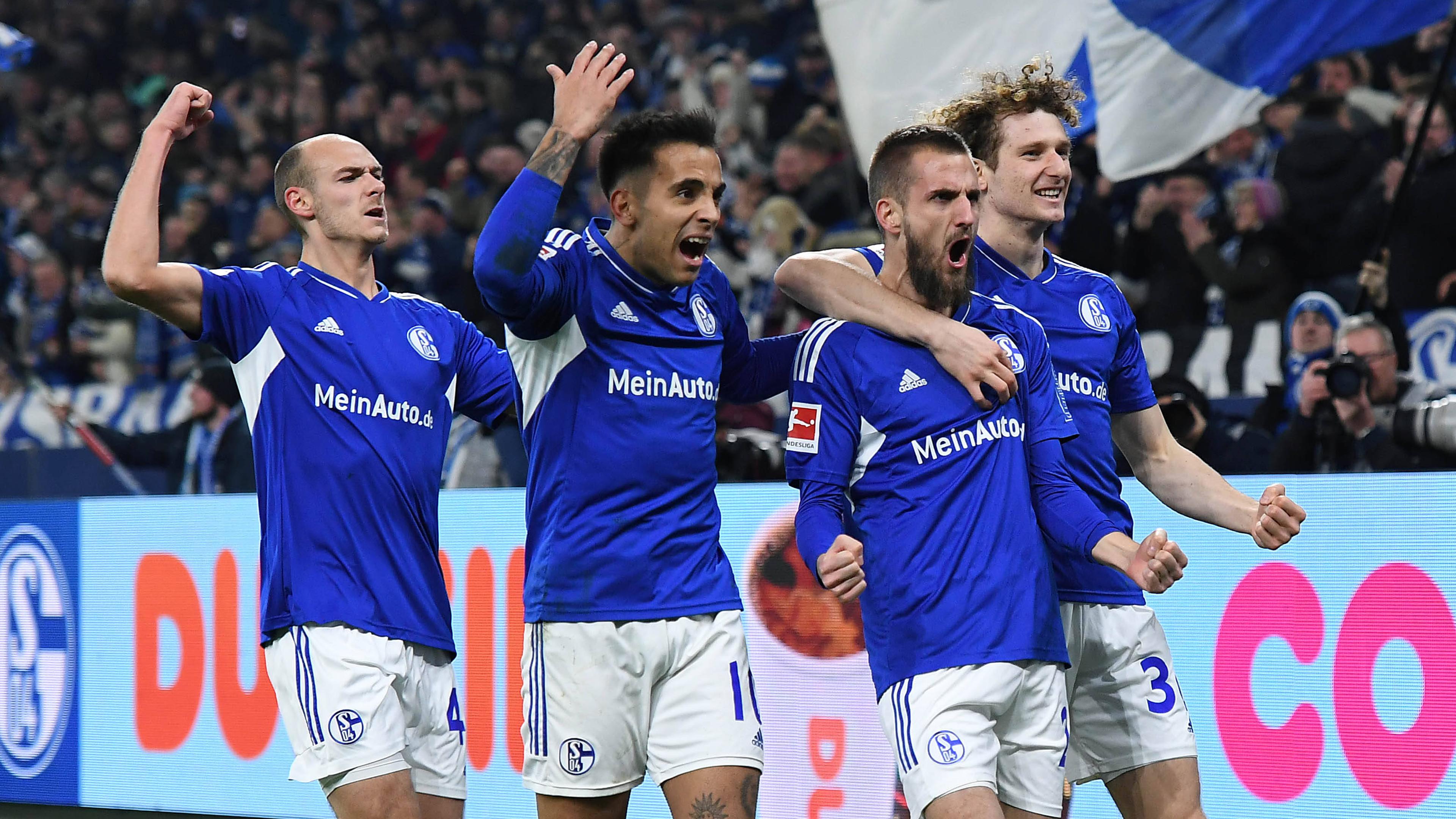 Die Spieler des FC Schalke 04 jubeln im Spiel gegen den VfL Osnabrück